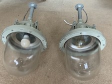 2 GROSSE VINTAGE INDUSTRIELLE EXPLOSIONSGESCHÜTZTE SPRENG- & BOMBENSICHERE PENDELLEUCHTEN