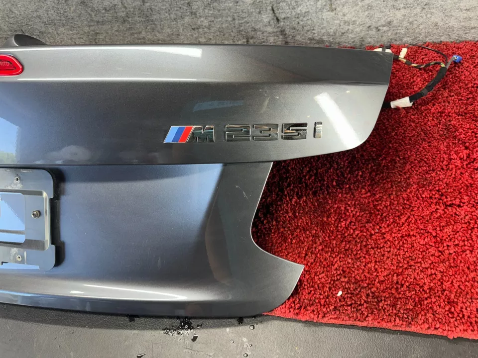 ПАНЕЛЬ КРЫШКИ ЗАДНЕГО БАГАЖНИКА BMW 2014-2020 F23 В СБОРЕ МИНЕРАЛЬНО-СЕРАЯ МЕТАЛЛИЧЕСКАЯ ОТ ОРИГИНАЛЬНОГО ПРОИЗВОДИТЕЛЯ 46K - Изображение 2 из 4