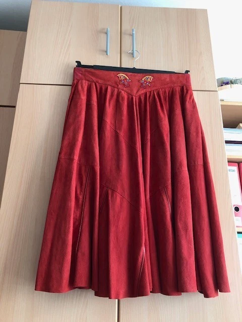 Rotes Trachten Lederkostüm, Jacke und Rock, Gr. 40 + weiße Bluse mit Stickerei - Bild 2 von 4