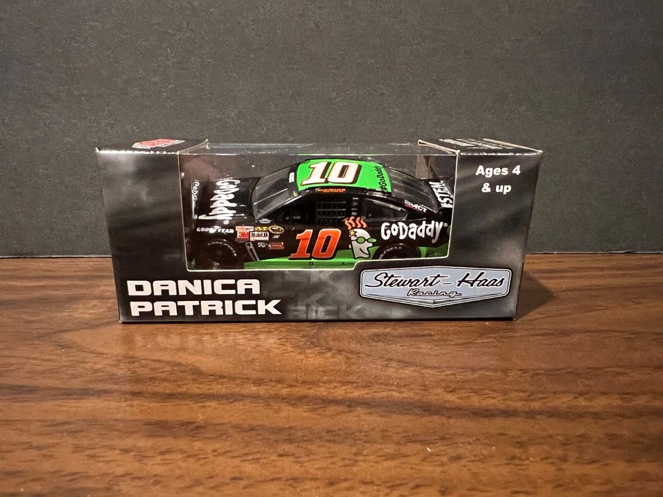 Danica Patrick 2015 No10 Go Daddy черная SS Stewart-Haas 1:64 NASCAR CUP - Изображение 3 из 4