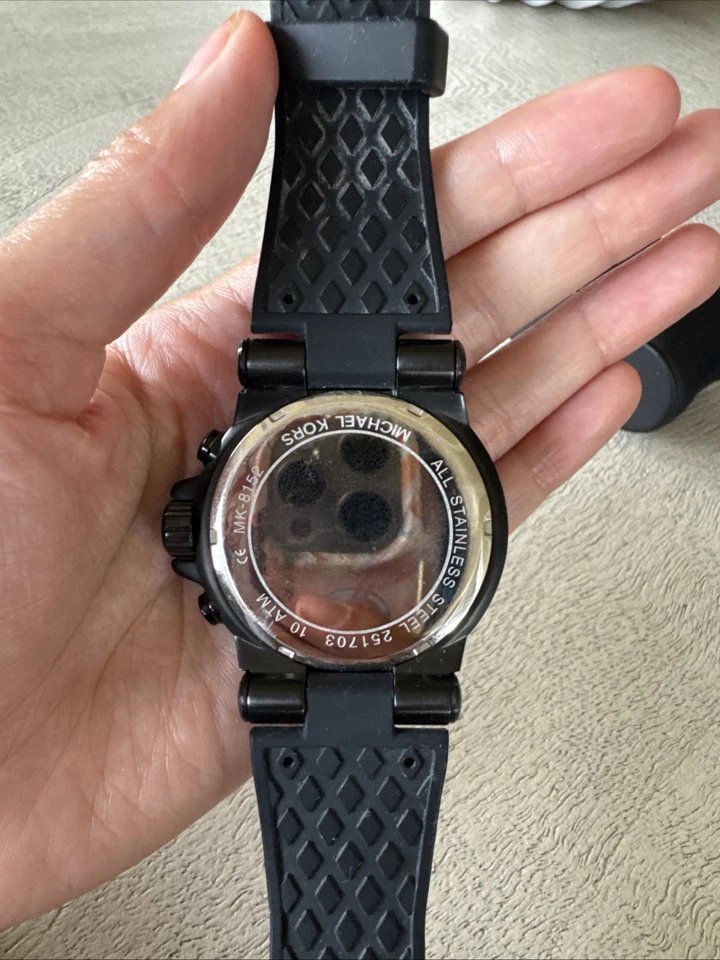 Reloj Michael Kors Dylan MK8173 Blackout Cronógrafo | Correa de goma para hombre de 48 mm Foto 3 de 4