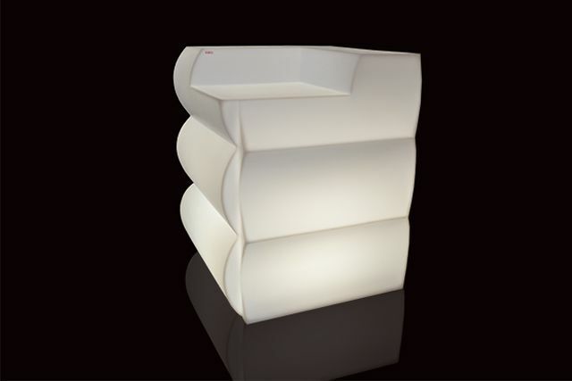 Angular Counter Plastic Clipper Corner Design
