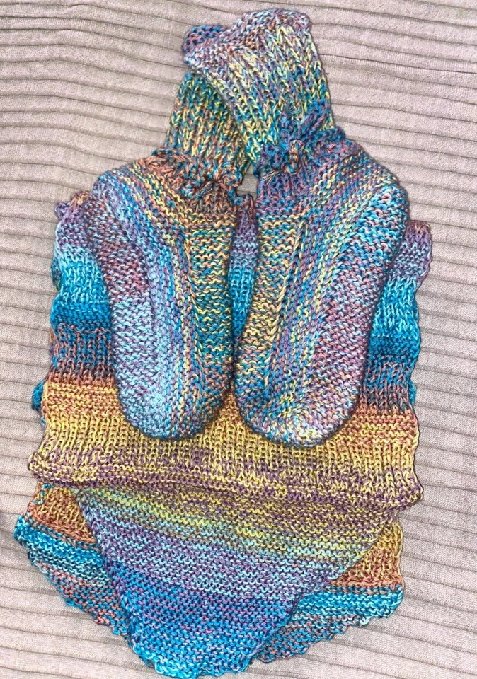 Handgestrickte Puschen, Socken 39/40 und Schal Regenbogenfarbe Selbstgestrickt - Bild 4 von 4