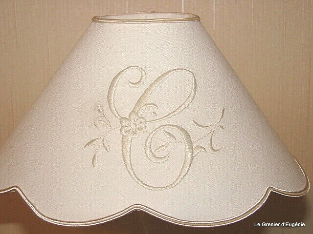 Abat-jour festonné broderie monogramme C objet chargé d'histoire