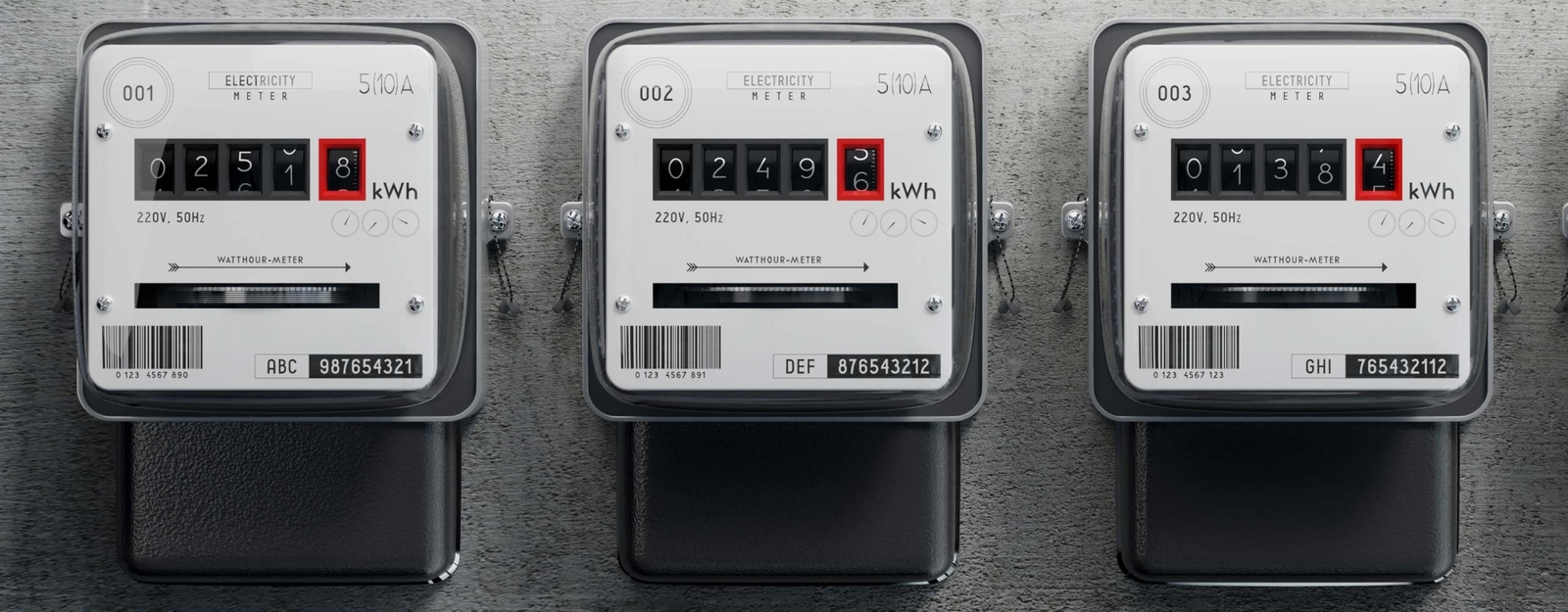 Drei analoge Stromzähler mit unterschiedlichen Zählerständen und Barcodes auf einer Metallwand montiert.