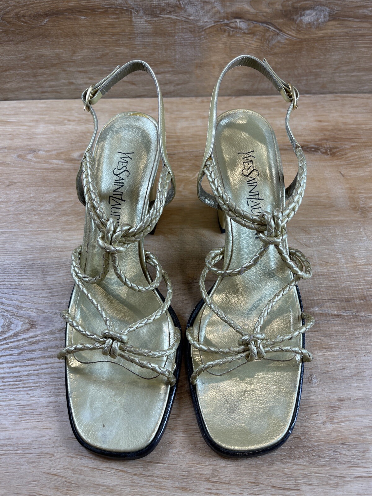 Sandalo Yves Saint Laurent in pelle intrecciata oro tacco grosso punta aperta 8 5 M