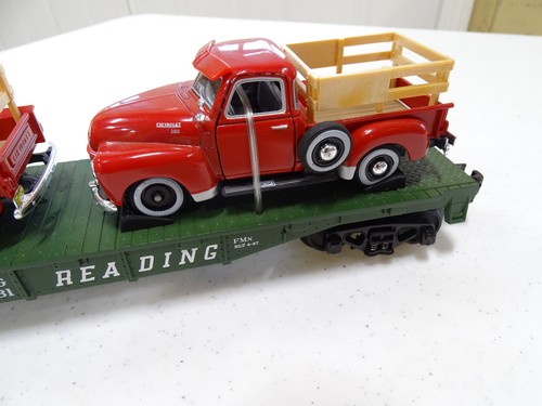 RAIL KING MTH READING FLAT CAR W/ (2) 3100 PICKUP W/ STAKE BED / FEDEX FS - Picture 4 of 22