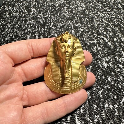 Metropolitan Museum Of Art King Tut Gold Tone Pendant MMA 1976 Lot #2