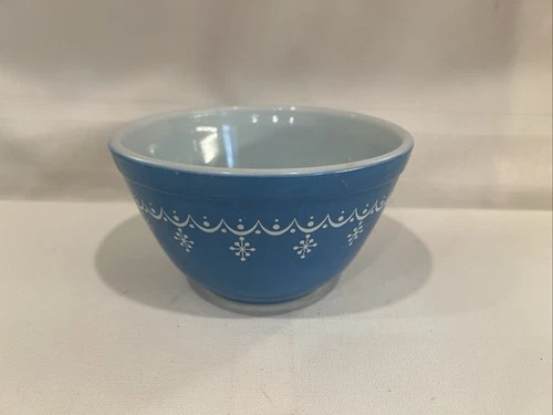 VTG Pyrex #401 Snowflake Garland Nesting Mixing Bowl 1.5 Pint Small Blue USA