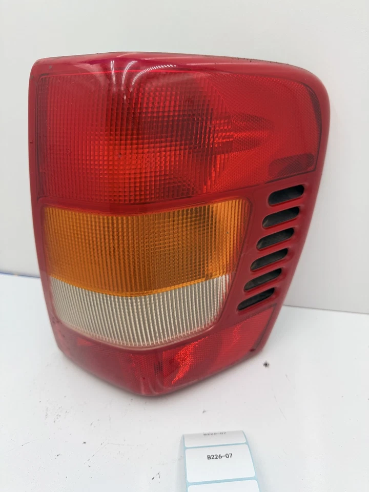 OEM 2002 Jeep Grand Cherokee 4.7L RH Right Passenger Tail Light  B226-07 - Image 2 of 4