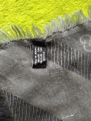 Elegant Gucci Two-Tone Gray Shawl with GG Monogram Pattern - Picture 11 of 16