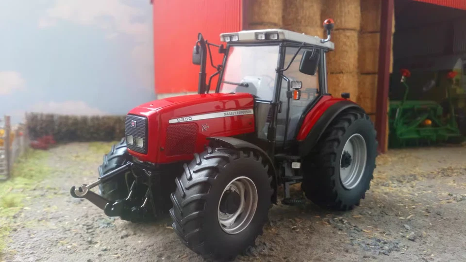 UH 1/32 - Massey Ferguson 8250 Xtra Diecast Scale Model Farm Tractor - Image 4 of 4