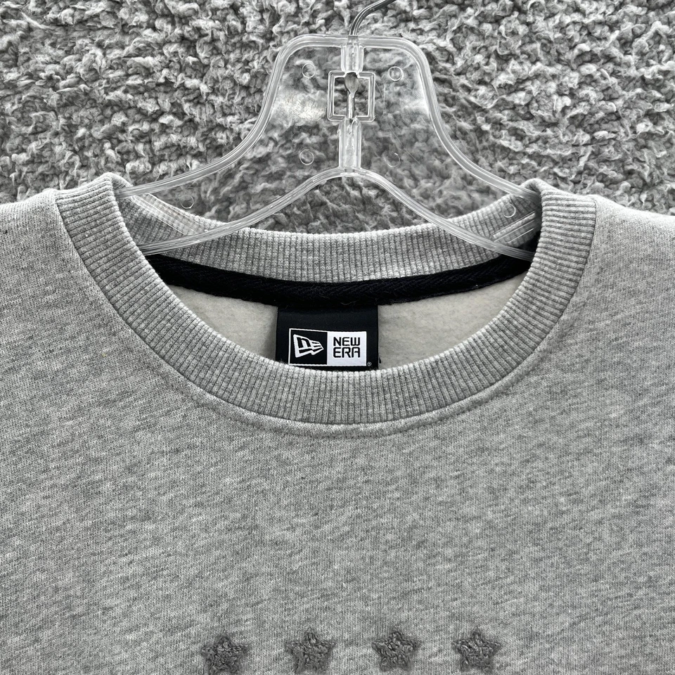 Sudadera de fútbol EE. UU. para mujer pequeña gris cuello redondo New Era alfombra manga globo Foto 3 de 4