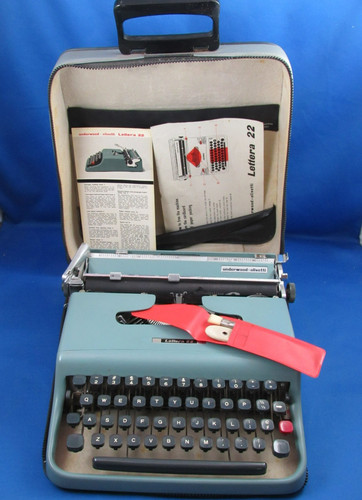1960’s Underwood Olivetti Lettera 22 Manual Typewriter Teal With Case