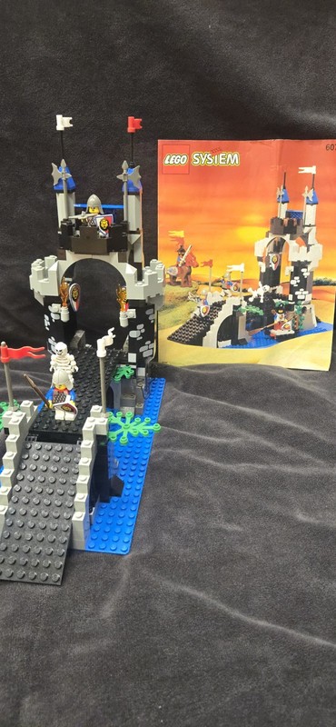 LEGO Royal Knights Royal Drawbridge (6078) (With Instructions)