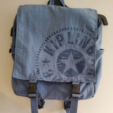 Zaino Kipling Leonie Blu con Cerniera Charm Scimmia Gomma Blu e Cinghie Regolabili
