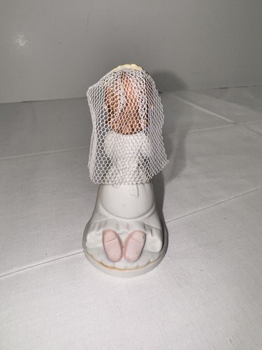 Estatuilla de porcelana primera comunión niña arrodillada con velo zapatos rosa - Imagen 3 de 5
