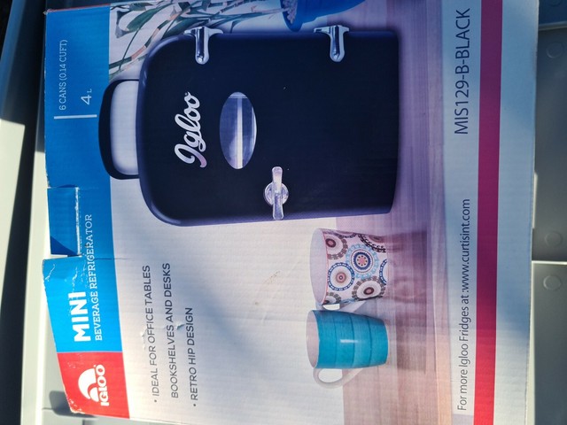 igloo mini beverage fridge