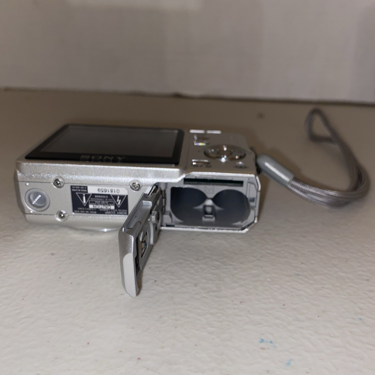 Sony Cyber-shot DSC-S700 7.2MP Silver Digital Camera FOR PARTS OR