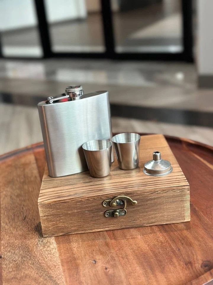 Juego de regalo frasco de whisky en caja de madera - metal de regalo de padrino y padrino de boda Foto 2 de 4
