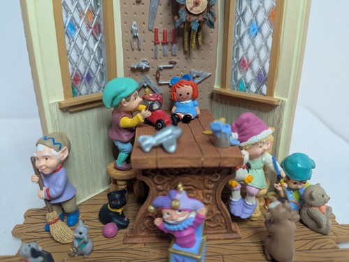 Hallmark Keepsake Ornament Display Negozio di Giocattoli di Babbo Natale 1996 3 firme d'artista NUOVO - Foto 5 di 17