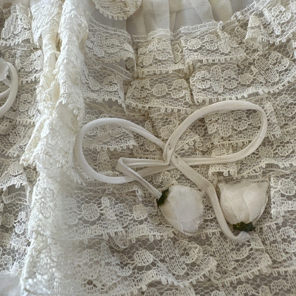 Gorro de encaje blanco bordado flor espalda abierta vintage bebé niña elegante con filas O Foto 4 de 4