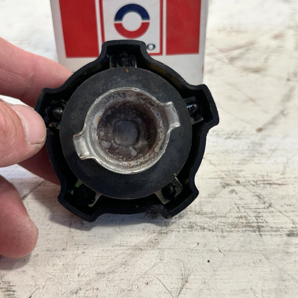 Nuevo GM 1011085 1982-88 Chevy Pontiac Camaro Monte SS Firebird V8 tapa de llenado de aceite Foto 4 de 4