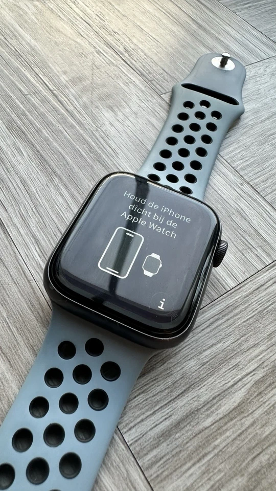 Apple Watch Series 6 Nike 44mm Space Grau Aluminiumgehäuse mit Schwarz/Grau - Bild 4 von 4