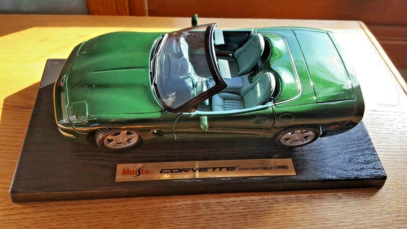 Maisto 1998 Corvette Convertible, Green; 1:18; Great Condition; Incl. Box