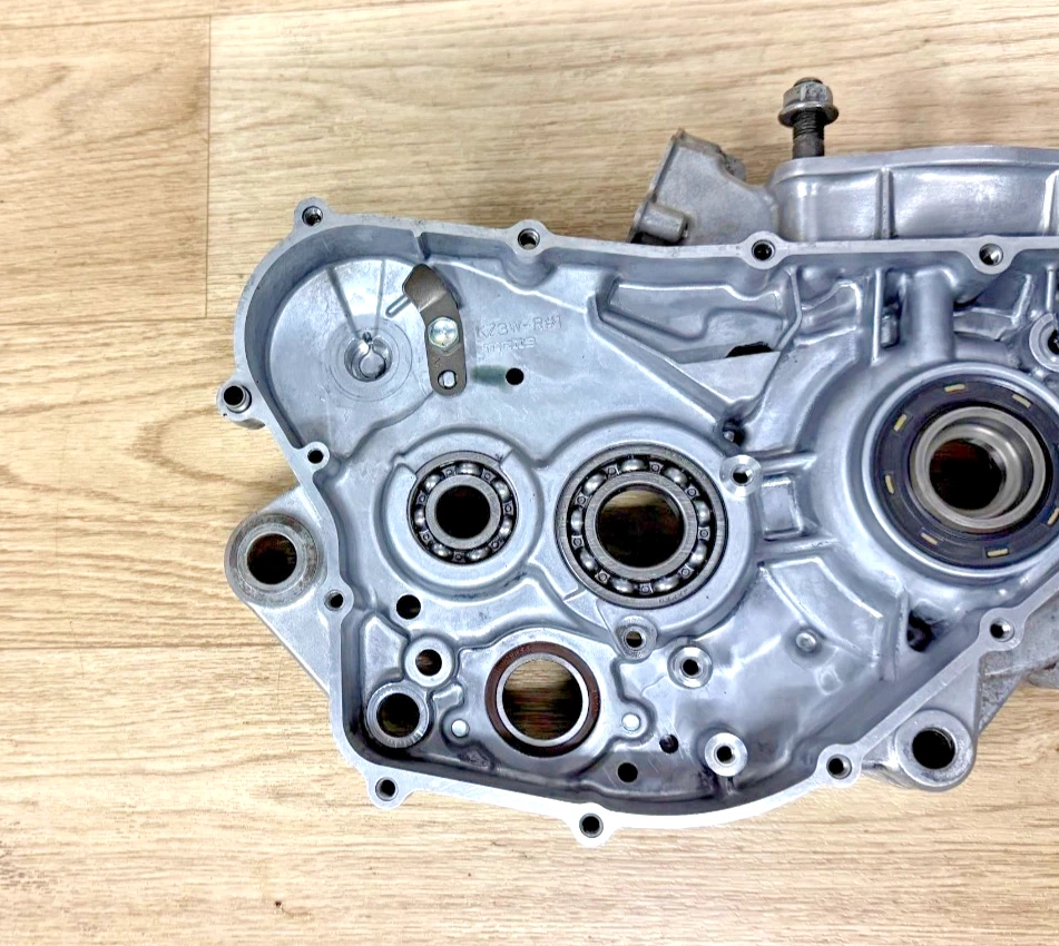 Honda CR250R 2002 cárter del motor derecho bloque parte inferior 04921-KZ3-L20 Foto 2 de 4