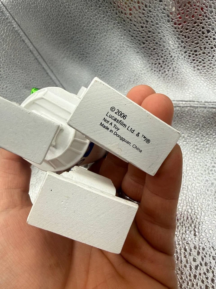 Figura de acción Kurt Adler Star Wars vacaciones de Navidad R2-D2 en sombrero de Santa y regalo Foto 3 de 4