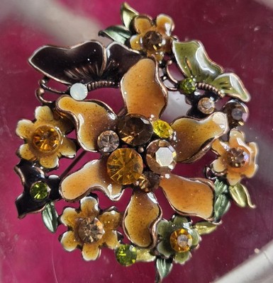 Vintage Brosche mit Blumenmuster in Orangegelbtönen. Farben