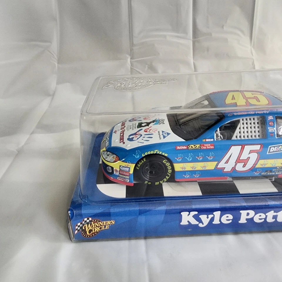 Kyle Petty #45 Hands To Victory 1:24 Diecast Winner's Circle NEW Foto 2 de 4