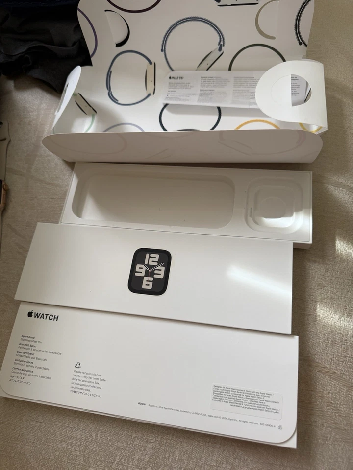 Apple Watch SE (2nd Generation) 40mm Aluminum Case with Sport Band - Starlight - Image 2 of 3