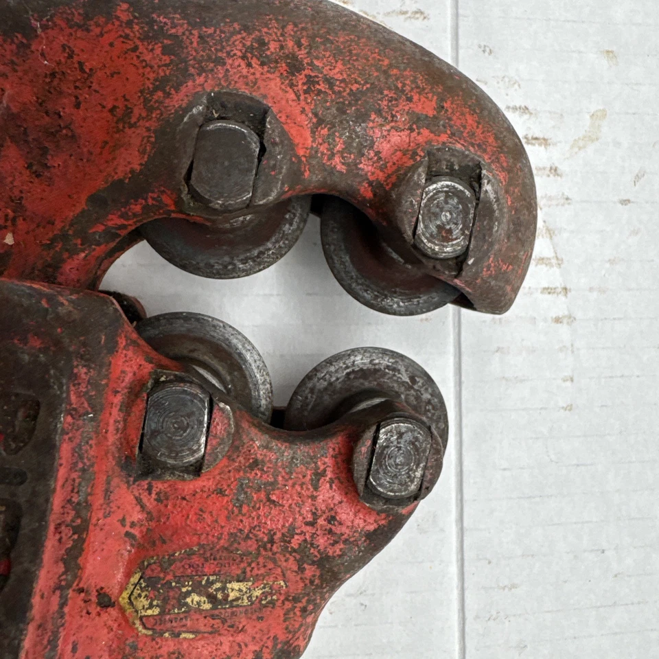 RIDGID 42A Heavy Duty Four Wheel Pipe Cutter - 1/2" to 2" Made in USA - Image 3 of 4