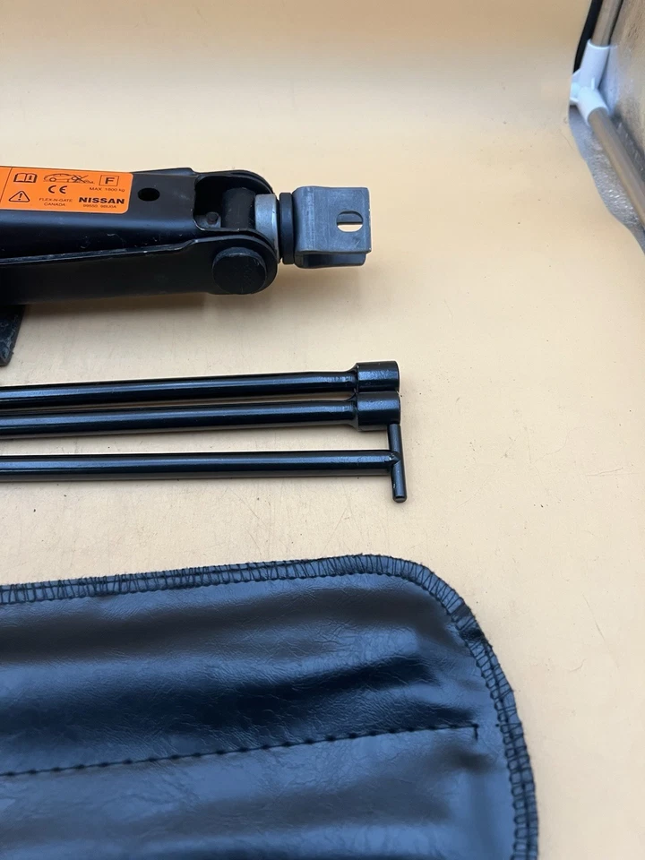 Оригинальный аварийный домкрат и набор инструментов для запасной шины Nissan Frontier 2016-2021 годов выпуска. - Изображение 2 из 4