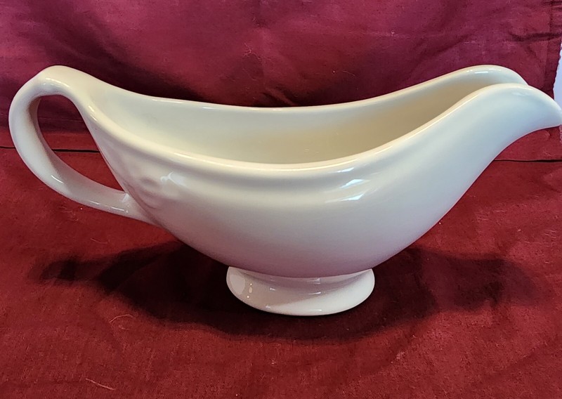 U.S.Q.M.C 4433-P-32 Large Footed Gravy Sauce Boat Whit Porcelain