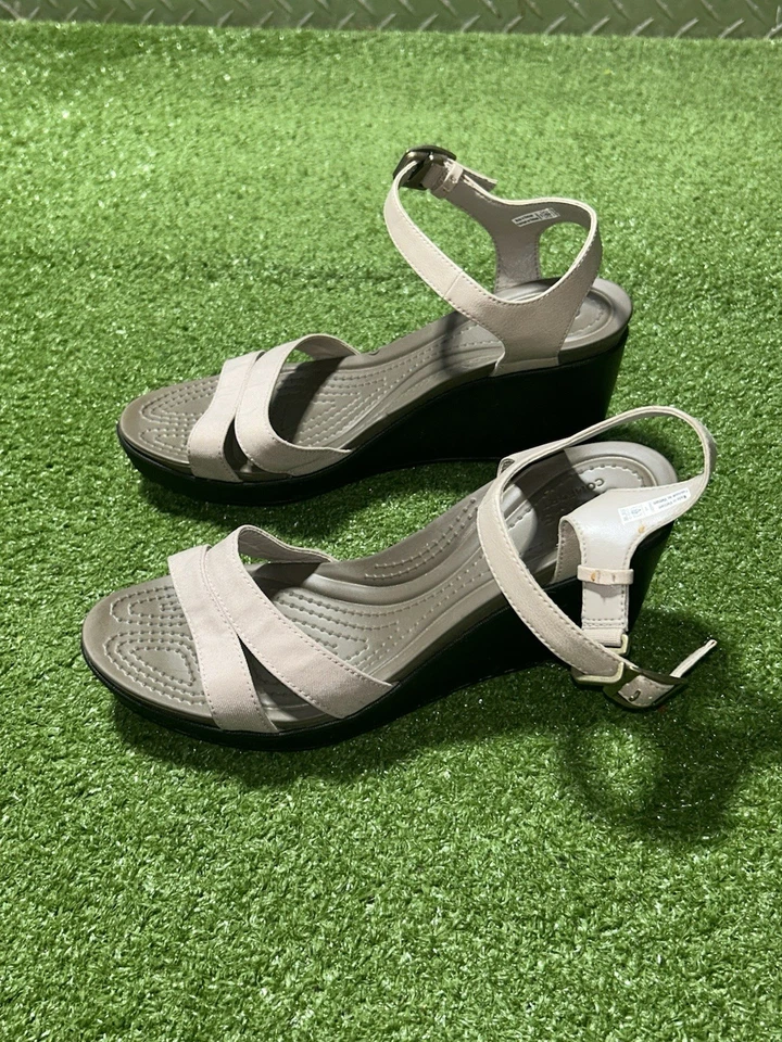 Sandalia Crocs Leigh II para mujer talla 9 beige correa al tobillo tacón de cuña plataforma zapatos Foto 3 de 4
