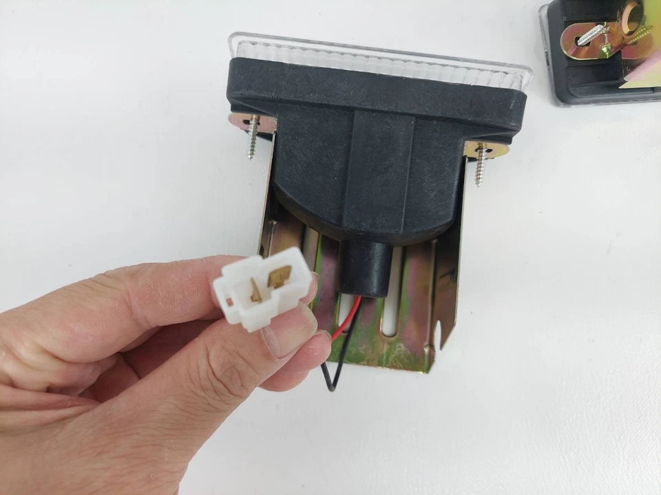 Luz de parachoques trasero para camioneta Nissan Datsun 720 1980-1985 26540-18W00 Foto 2 de 4