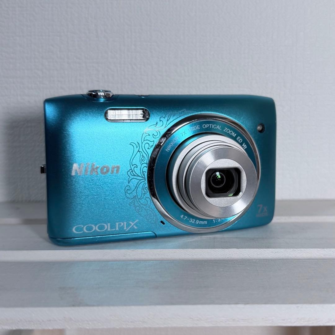 Nikon COOLPIX S3500 Digital Camera 20.1 MP 7x Blue Body Only No
