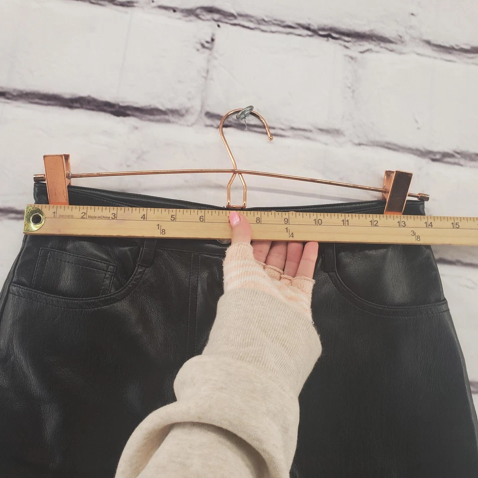 Wilfred Shorts Womens 4 Black Faux Leather Zip Fly 5-Pocket Lined Aritzia Vegan - Image 2 of 4