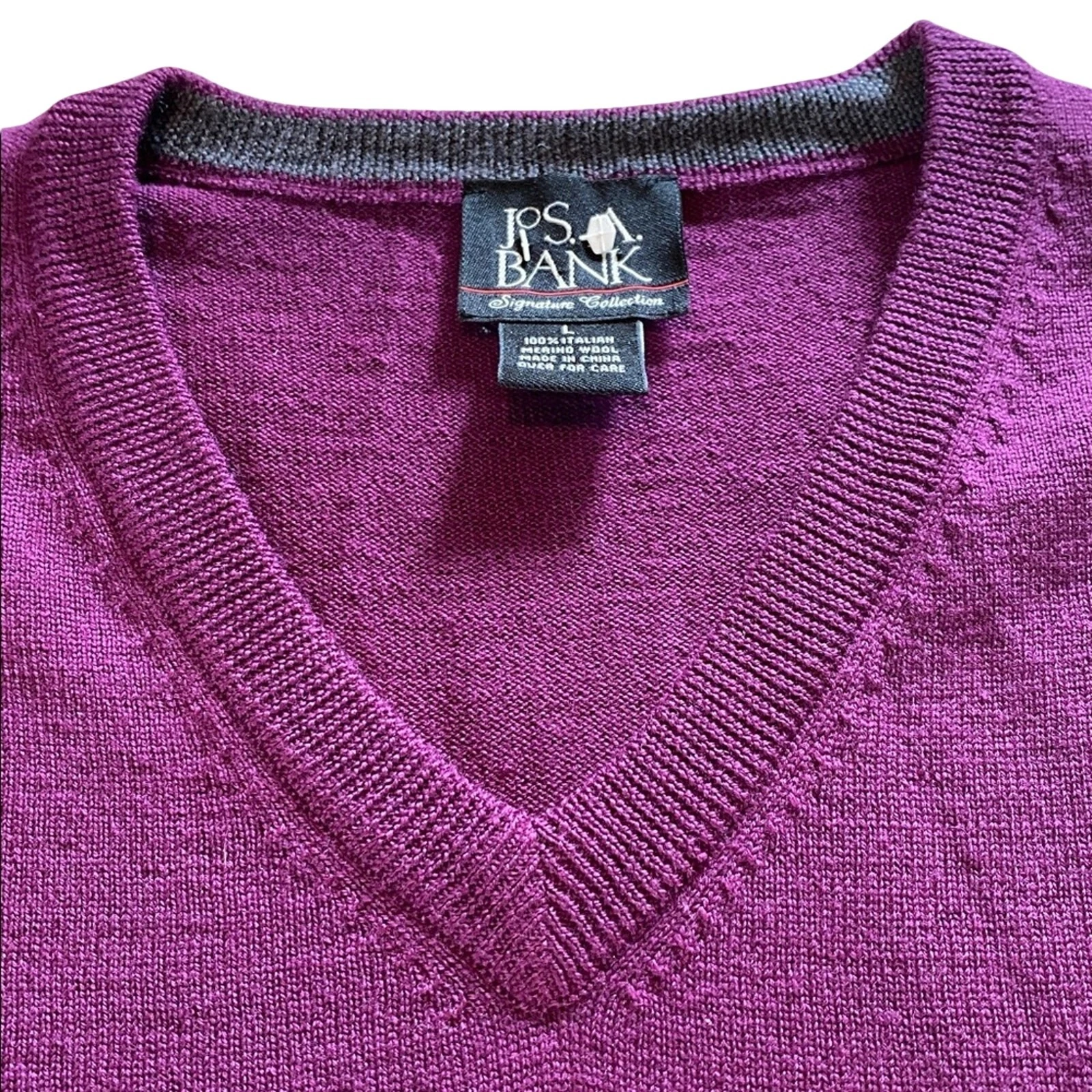 Jos A Bank Italian Merino Wool V Neck Purple Sweater Size LARGE
