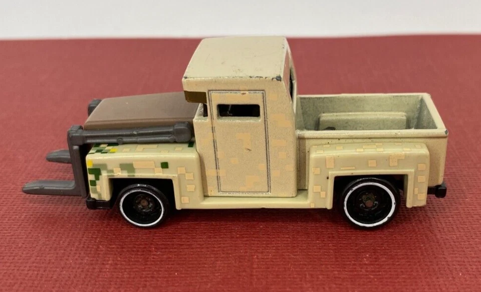 Hot Wheels 2020 ☆ Minecraft ☆ Iron Golem - Die-Cast Character Car Foto 3 de 4