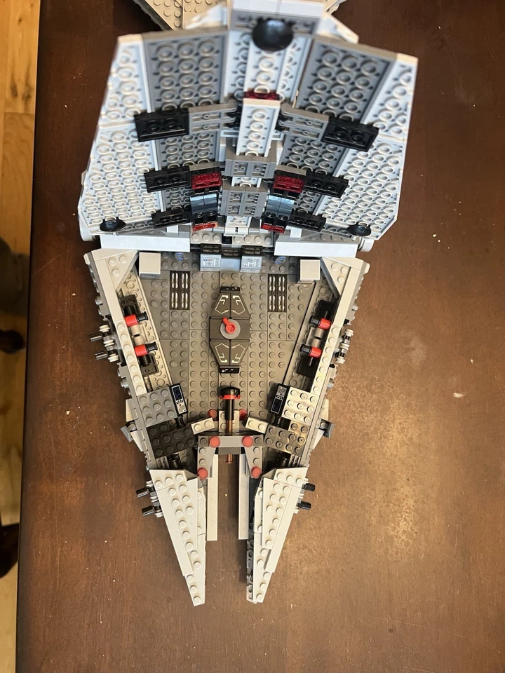 LEGO Star Wars The Mandalorian: Imperial Light Cruiser (75315) Moff Gideon  - Image 2 of 3