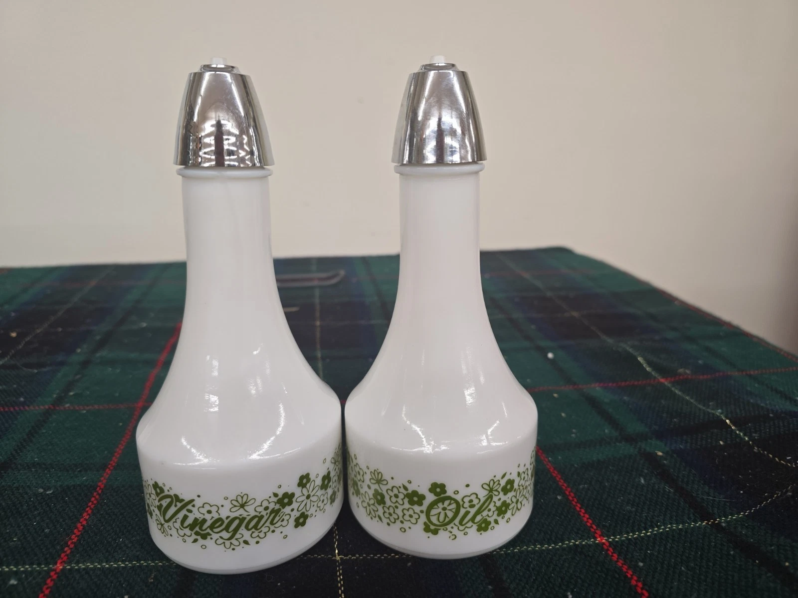 Vintage Pyrex Gemco Spring Blossom /Crazy Daisy Oil & Vinegar Cruet Bottle Set
Opens in a new window