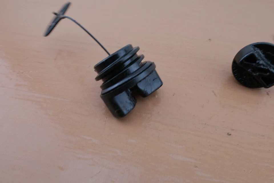 Motosierra Poulan Pro 230 OEM tapa de combustible y aceite Foto 3 de 4