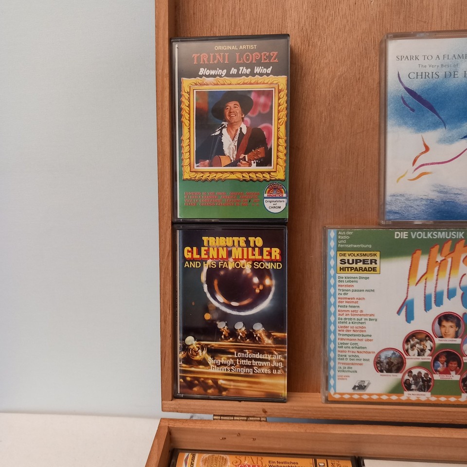 51 ältere MC Musikkassetten in einer Holzkiste -Pop, Rock, Schlager ...