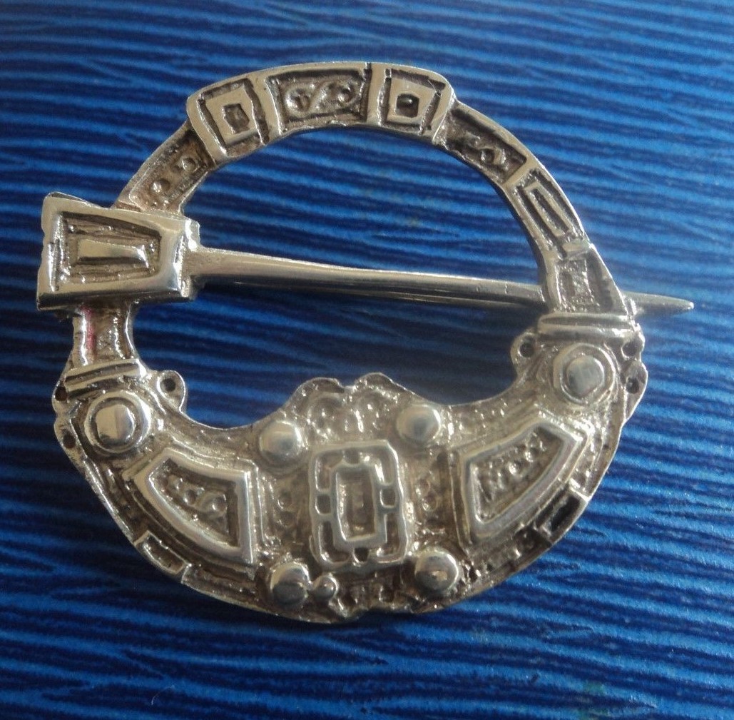 Scottish Sterling Silver Hunterston Brooch h/m 1978 Edinburgh - Celtic Arts thumbnail 2