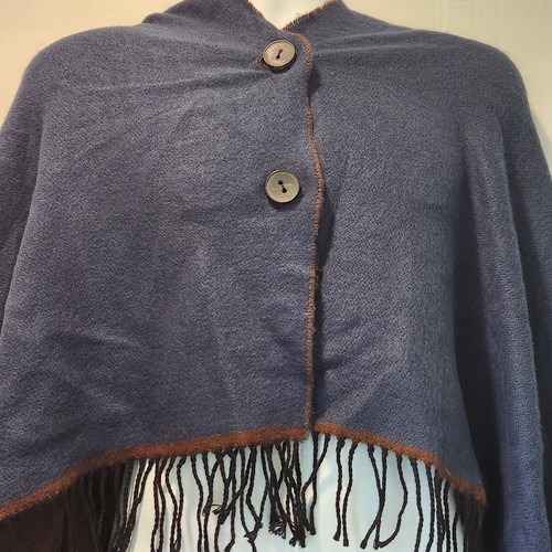 Mantón de lana reversible azul real y marrón cierre de botones liso talla única flecos - Imagen 3 de 13