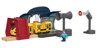 Playtive Interaktiver Bahnhof U-Bahn Zug mit Magnet Anhänger batteriebetrieben
